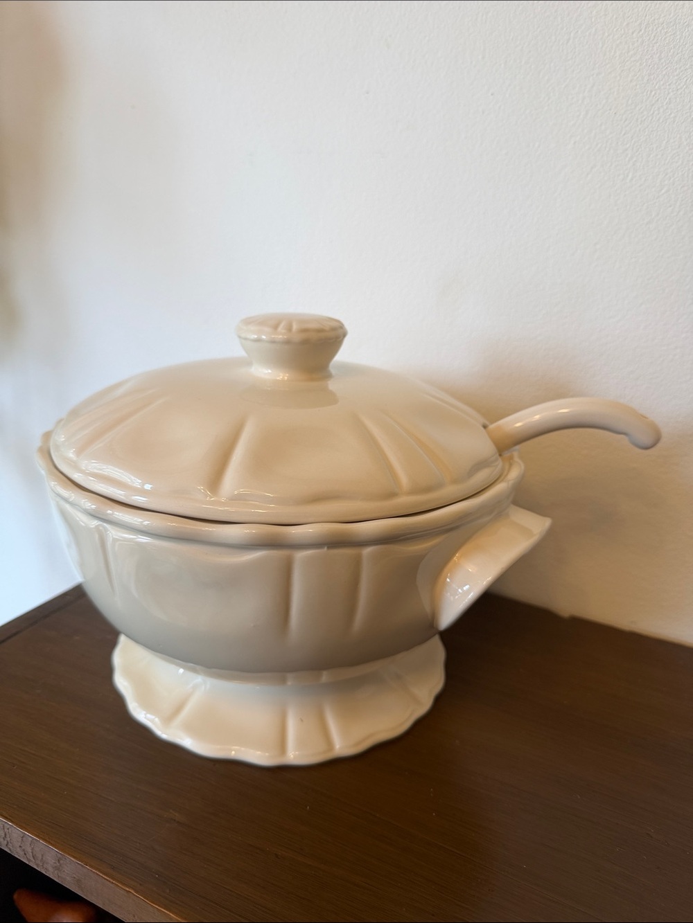 Ceramic Covered Soup Tureen in Cream